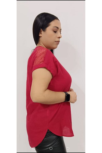 AKŞEN GİYİM بلوزة قطنية كبيرة الحجم برقبة على شكل حرف V مع تفاصيل مطرزة - كتف وجيب 100%