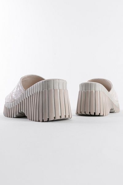 Capone Outfitters Damen-Hausschuhe aus Denim mit Keilabsatz und einem Riemen