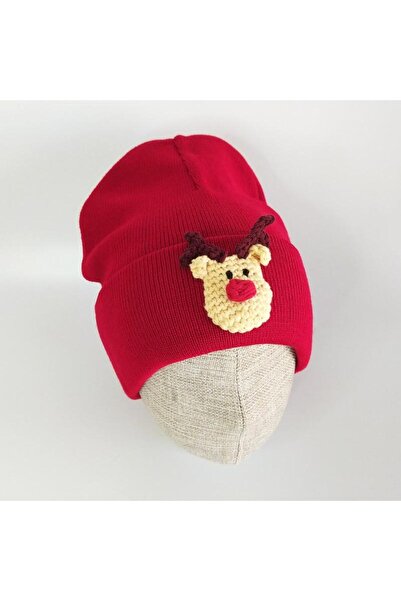Woody Căprioară tricotată manual pe o beretă roșie