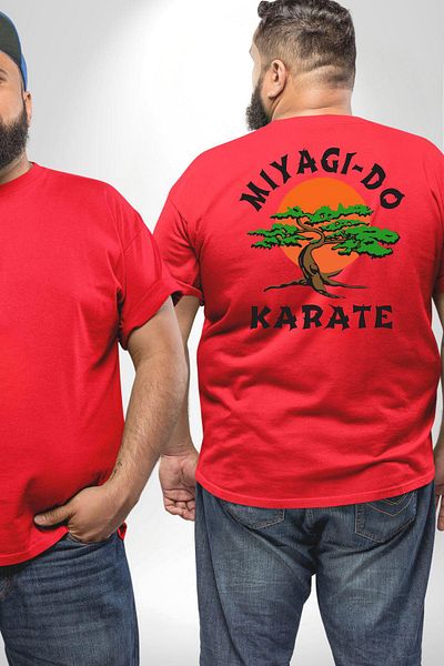 Angemiel شعار Miyagi-Do Karete للأطفال - تي شيرت أحمر بنمط شجرة بونزاي للجنسين مطبوع على الظهر