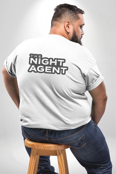Angemiel تي شيرت أبيض كبير الحجم للجنسين من Night Agent - مطبوع على الظهر