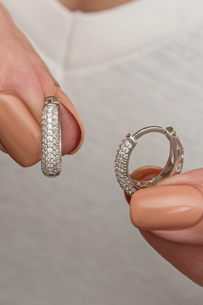 Nereze 925 Ayar Gümüş Rodyum Kaplama U Model Zirkon Taslı Desenli Küpe