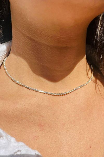 TAKIŞTIR قلادة Choker مع تفاصيل حجرية فضية اللون