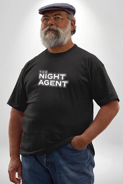 Angemiel تي شيرت The Night Agent أسود للجنسين - مقاس كبير، موديل أساسي مطبوع من الأمام