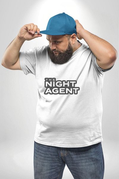 Angemiel تي شيرت The Night Agent أبيض مقاس كبير للجنسين مطبوع أساسي