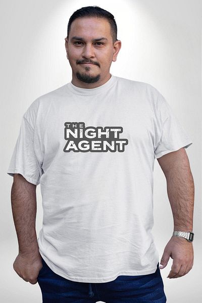 Angemiel تي شيرت The Night Agent أبيض مقاس كبير للجنسين مطبوع أساسي