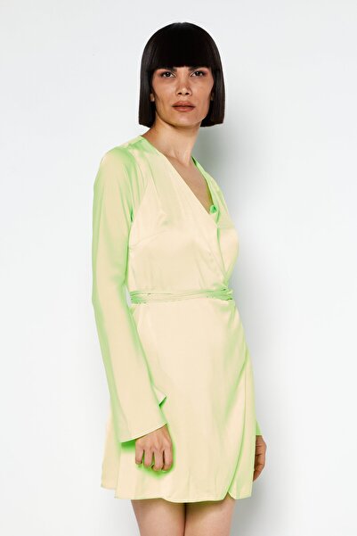 Asos Design فستان قصير للنساء من الساتان بقصّة منحرفة مع رباط على الخصر، لون ...