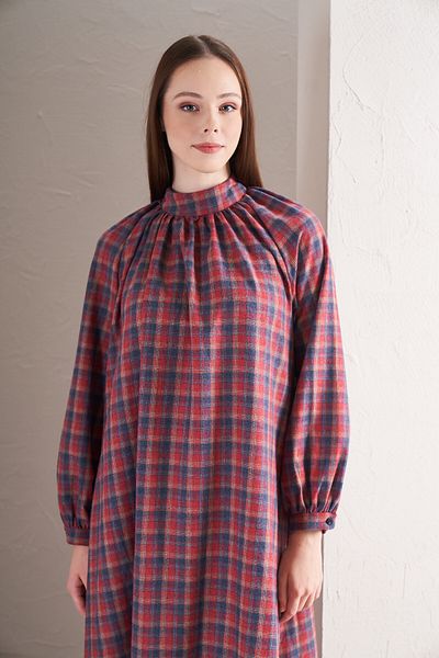 Mevra Rochie roșie cu gât bleumarin adunat
