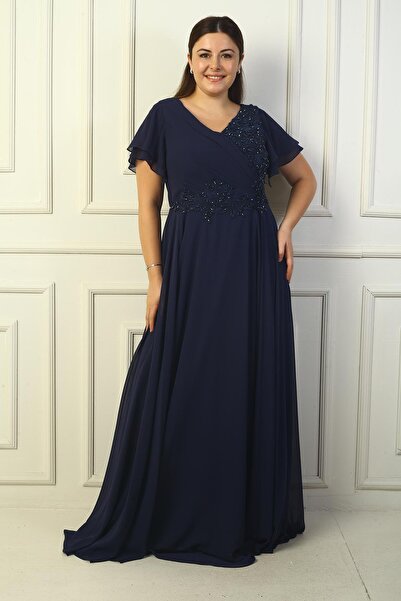 By Saygı Dlouhé šifonové šaty s vyšívanými korálky s výstřihem do V – nadměrná velikost