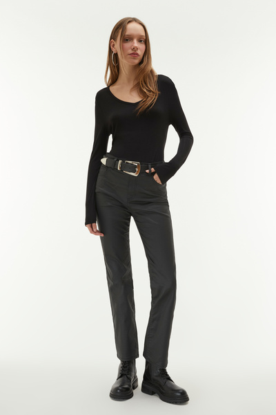 Mudo V-Neck Long Sleeve T-Shirt