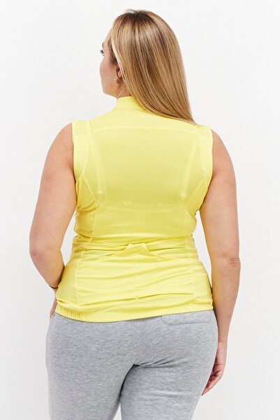 adidas قميص رياضي نسائي بشعار العلامة التجارية، باللون الأصفر