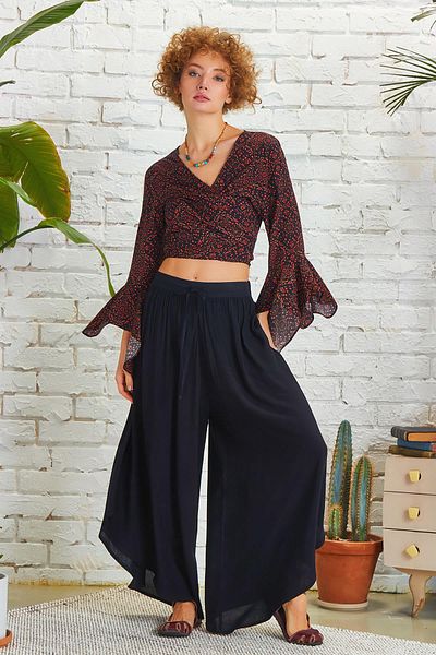 Los banditos Wide Leg Trousers with Elastic Waist Detail on the Leg