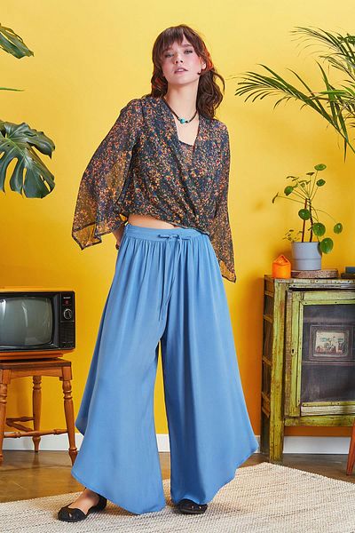 Los banditos Wide Leg Trousers with Elastic Waist Detail on the Leg