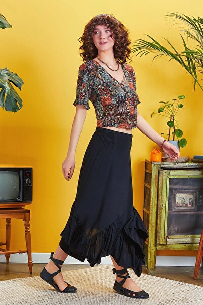 Los banditos Bohemian Style Ruffled V-Neck Blouse with Bird Eye Back Detail