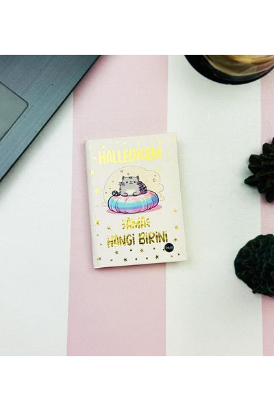 Gift Moda Ama Which One V2 - دفتر ملاحظات صغير مصمم بغطاء صلب