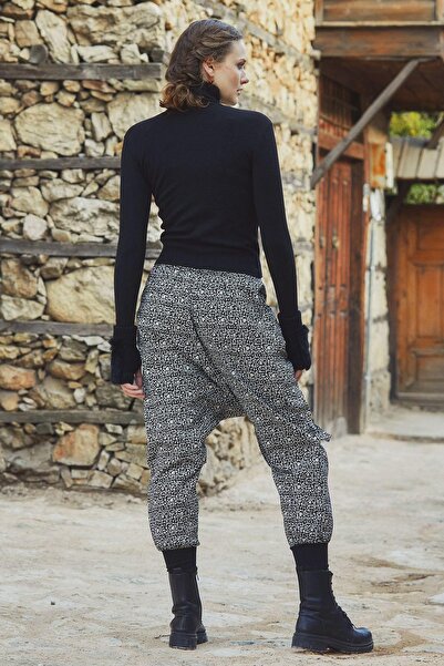 Los banditos Elastic Ankle Baggy Trousers with Side Pockets