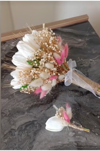 Botanikelbuketleri Islak lale gelin çiçeği pembe detaylı