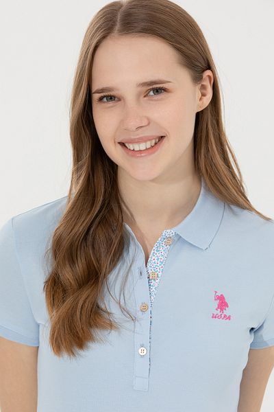 U.S. Polo Assn. Tricou de damă albastru deschis de bază cu gât polo 50255457 -VR003