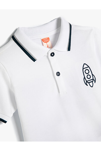 Koton Kurzarm-T-Shirt aus gestreifter Baumwolle mit Polo-Ausschnitt und Stickerei-Detail