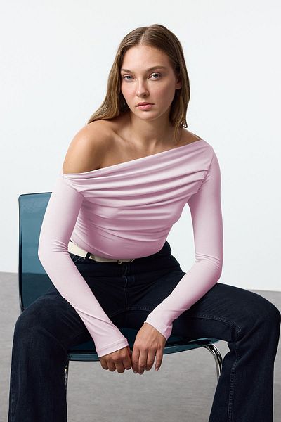 Trendyol Collection Ελαστική ροζ πλεκτή μπλούζα - Μακρύ μανίκι με λεπτομέρεια ντραπέ που εφαρμόζει στο σώμα TWOAW25BZ00248