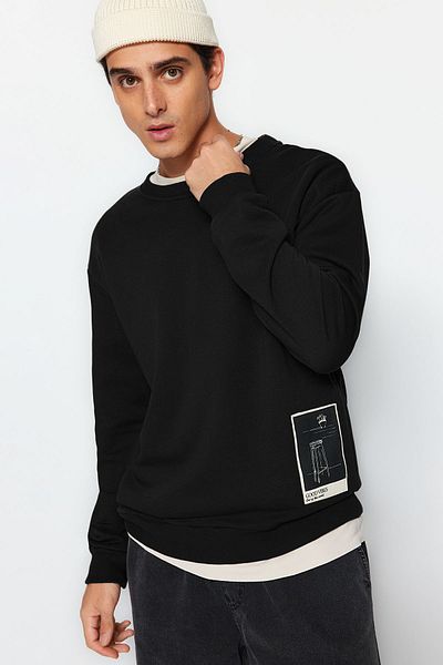 Trendyol Collection Черен суитшърт с широка яка и апликация, без повдигнати елементи, голям размер TMNAW24SW00038