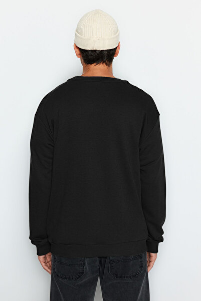 Trendyol Collection Черен суитшърт с широка яка и апликация, без повдигнати елементи, голям размер TMNAW24SW00038