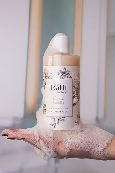 THE BATH FACTORY Feuchtigkeitsspendendes und pflegendes Duschgel mit Vanillegeschmack 400 ML