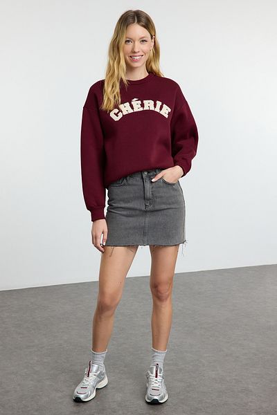 Trendyol Collection Burgunderrotes, dickes Fleece-Sweatshirt in Übergröße/bequemer Passform mit Slogan-Stickerei TWOAW25SW00030