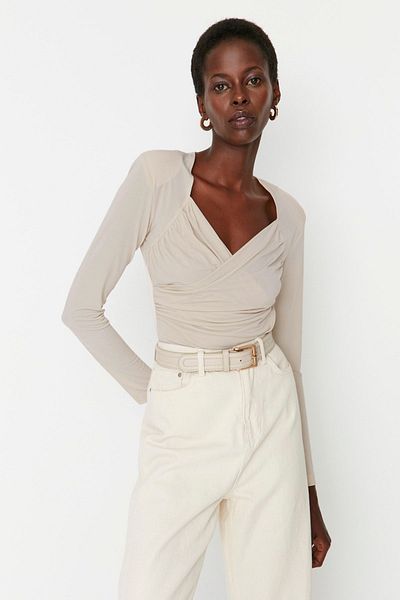 Trendyol Collection Beiger, gepolsterter, drapierter, taillierter/flexibler Strickbody zum Aufstecken TWOAW22BD0156