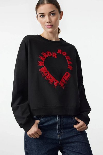 Trendyol Collection Черен плетен суитшърт с щампа на сърце - стандартна кройка Twoaw25Sw00300