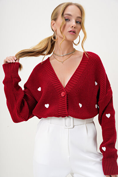 Trend Alaçatı Stili Дамска трикотажна жилетка с V-образно деколте и бродирано сърце в бордо Alc-X12982
