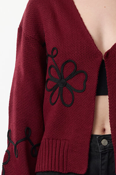 Trendyol Collection Czerwony, haftowany, dzianinowy kardigan z dekoltem w serek w kolorze claret Twoaw25Hi00291