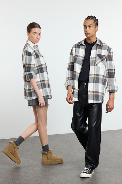 Trendyol Collection Beiges Holzfällerhemd - Unisex, Winterkaro, Regular Fit TMNAW25GO00012
