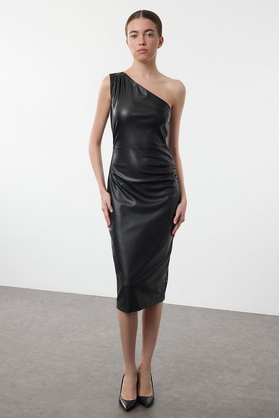 Trendyol Collection Mittellanges Strickkleid mit einem Ärmel – schwarzes, gerades, gerafftes, drapiertes Detail – figurbetontes Bodycone TWOAW25EL00225