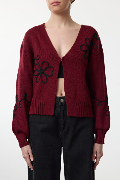 Trendyol Collection Czerwony, haftowany, dzianinowy kardigan z dekoltem w serek w kolorze claret Twoaw25Hi00291