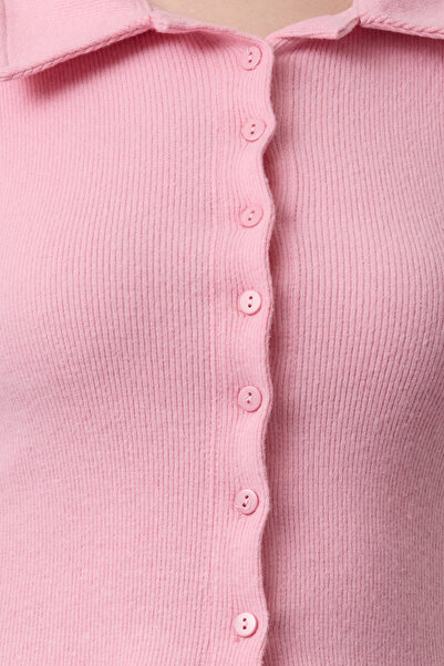 Trendyol Collection Ροζ κουμπιά Λεπτομερής εφαρμογή στο σώμα Crop Polo λαιμόκοψη ελαστική πλεκτή μπλούζα TWOAW22BZ0522