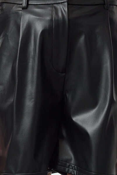 Trendyol Collection Černé kraťasy City Woven z umělé kůže TWOAW25SR00043