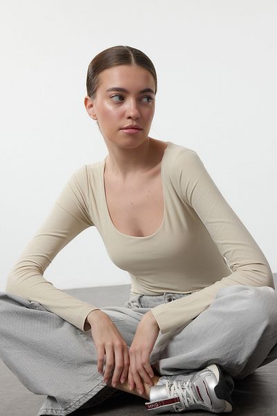 Trendyol Collection Σώμα με λαιμόκοψη σε λεπτή εφαρμογή σε χρώμα πέτρας με ελαστικό και απαλό ύφασμα - Μακρύ μανίκι με κούμπωμα TWOAW24BD00031