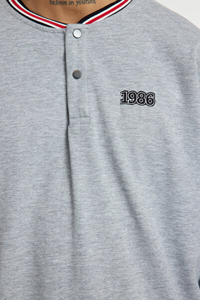 Trendyol Collection Šedá Melange Oversize/široký střih vyšívaná pletenina Detailní šedá mikina TMNAW25SW00176