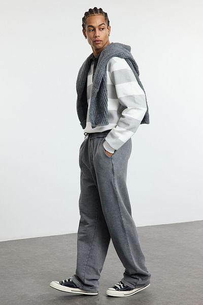 Trendyol Collection Anthracite Basic Sweatpants - Φαρδύ πόδι, με ραβδώσεις και ταλαιπωρημένο εφέ TMNAW25EA00007
