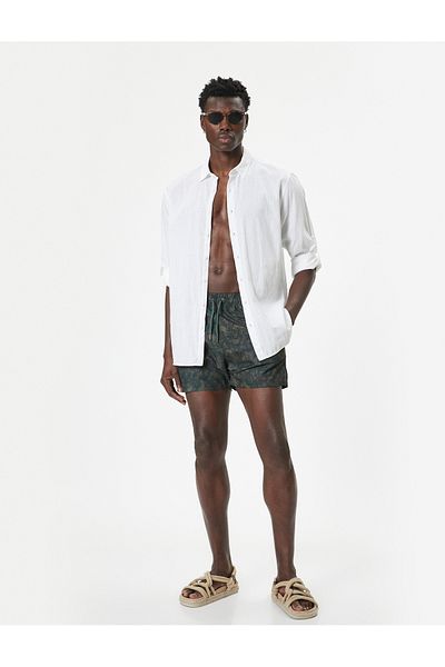 Koton Kurze Badeshorts in Übergröße – Abstrakter Druck und Spitze an der Taille