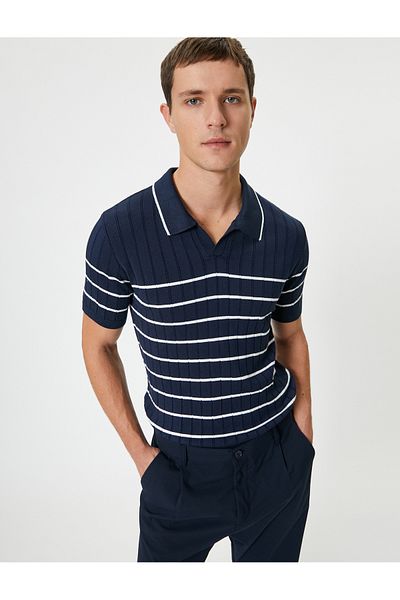 Koton Strukturiertes Strick-T-Shirt mit Polokragen – Kurzarm, normale Passform