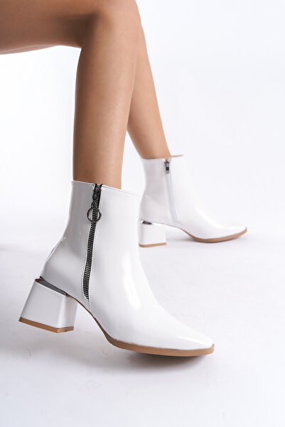 Limeo Γυαλιστερό λουστρίνι με λευκό φερμουάρ και λεπτομέρεια στο τακούνι, κοντές απλές κλασικές μπότες