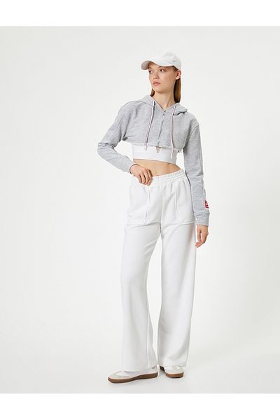Koton Kurzes Sport-Sweatshirt mit Kapuze und Reißverschluss – bequeme Passform