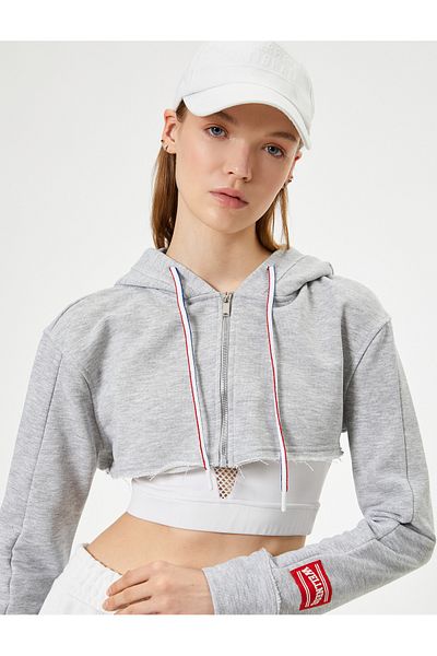 Koton Kurzes Sport-Sweatshirt mit Kapuze und Reißverschluss – bequeme Passform
