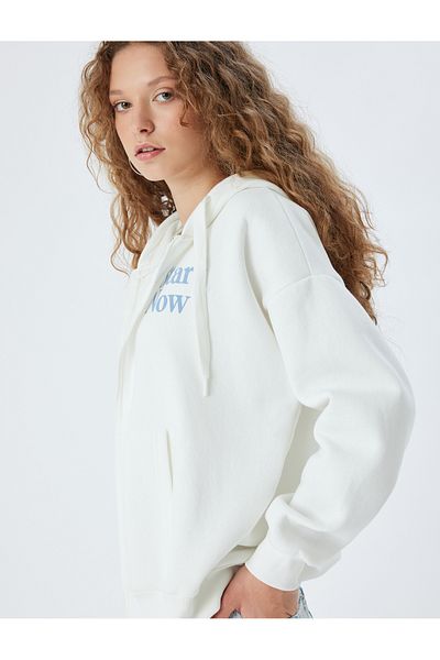 Koton Übergroßes Sweatshirt mit Kapuze und Reißverschluss – Kängurutasche und aufgedrucktem Slogan