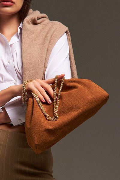 Berlesi Τσάντα ώμου από δέρμα Tan Suede με λεπτομέρεια από πλεκτή αλυσίδα