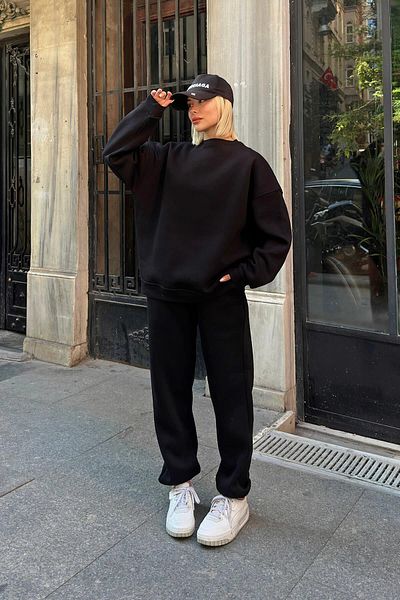 Swist Schwarzes Pow-Sweatshirt mit Rundhalsausschnitt – Damen-Trainingsanzug-Set