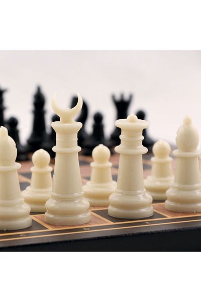 Star College Chess Set