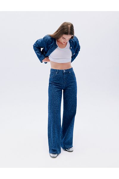 Koton Jeans mit weitem Bein, Leopardenmuster, Standard-Taille, geknöpfte Taschen – Jeans mit weitem Bein